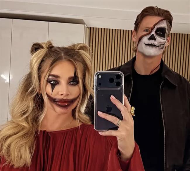 McTominay trêu Hojlund vì gu thời trang “thảm họa” đêm Halloween